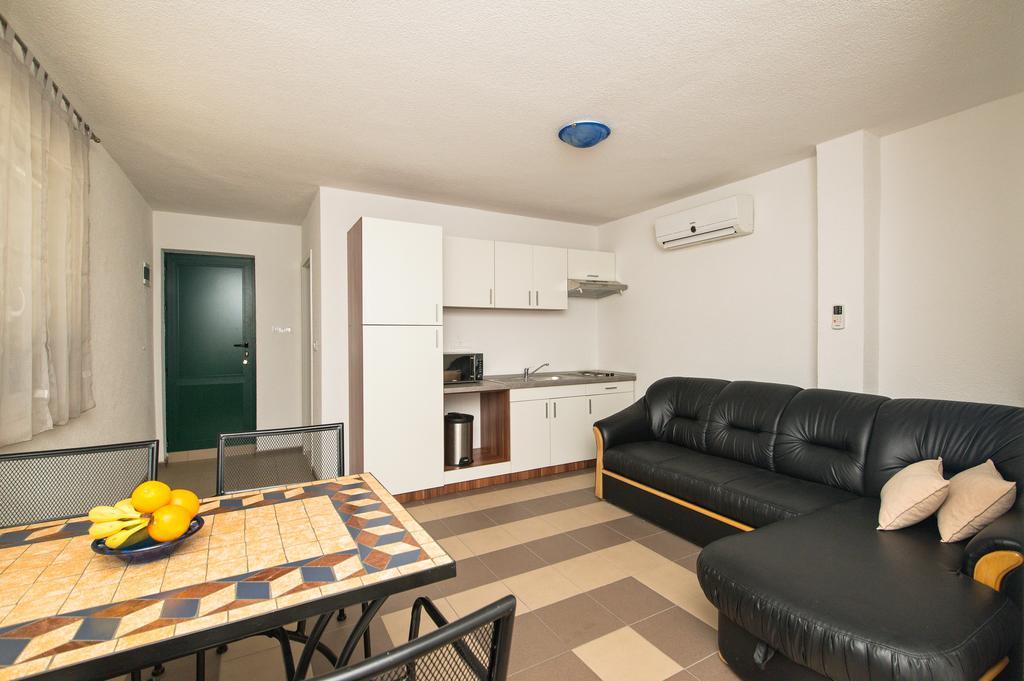 Apartment Afrika Макарска Экстерьер фото